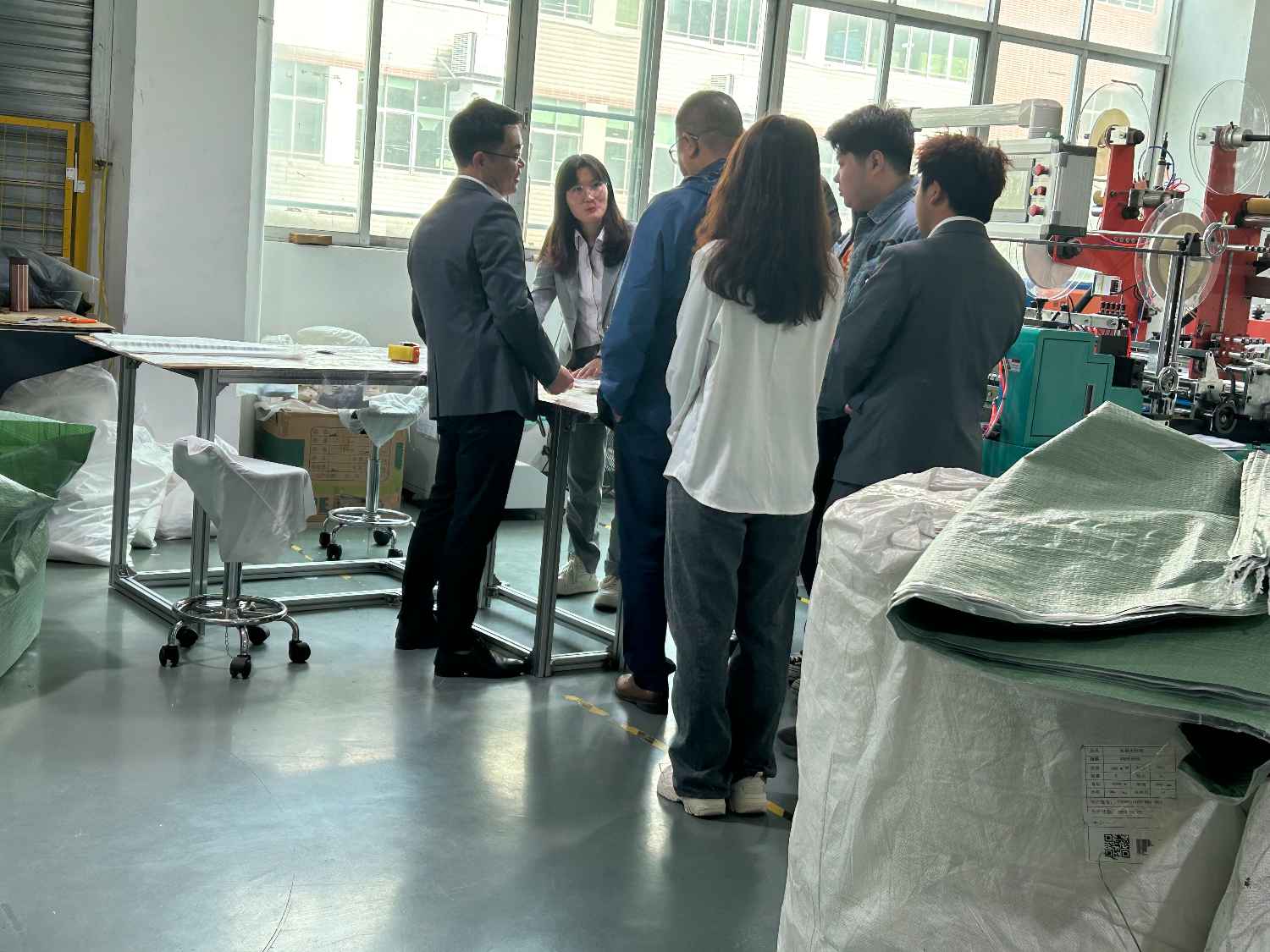 國際合作伙伴深度考察，共謀發(fā)展 —— 外國客戶訪問久信達(dá)科技生產(chǎn)車間(圖3)