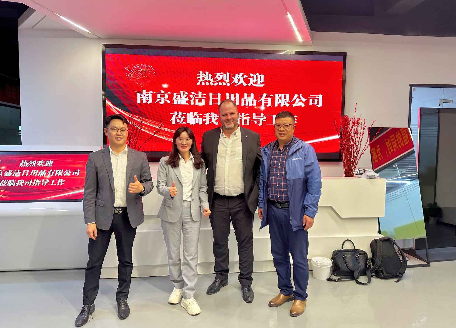 國際合作伙伴深度考察，共謀發(fā)展 —— 外國客戶訪問久信達(dá)科技生產(chǎn)車間(圖1)